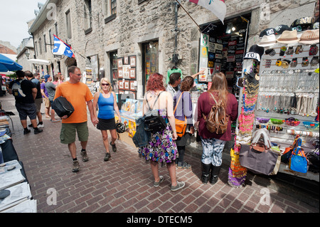 Les visiteurs de marcher sur la rue St-Amable, Vieux Montréal, province de Québec, Canada. Banque D'Images