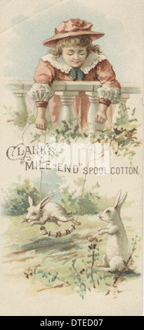 Cette carte commerciale vintage de Clark's Spool Cotton présente des filles cousant avec des bobines de fil de coton, reflétant l'industrie du coton et son influence sur la vie quotidienne. Il représente des animaux et des enfants dans un jardin, mettant en évidence les industries domestiques de l'époque victorienne. Banque D'Images