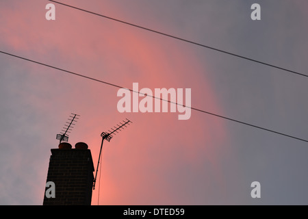 Coucher de cheminée et les lignes de transport d'antennes Banque D'Images