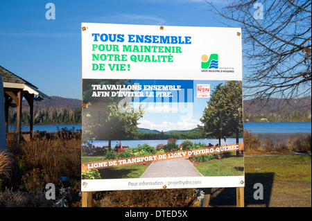 Signe de protestation contre le projet de ligne électrique d'Hydro Québec à St-Adolphe-d'Howard, province de Québec, Canada. Banque D'Images