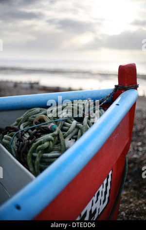 Bateau de pêche sur Worthing Beach au lever du soleil Banque D'Images