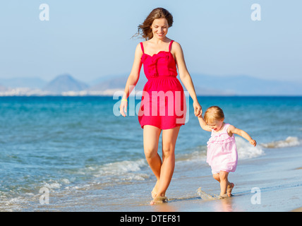 Mère et fille sur la plage