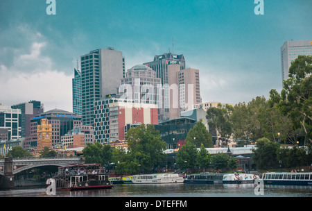 Le pont Victoria de Melbourne en Australie à partir de la rivière Yarra, d'horizon de la ville de Melbourne vers le Princes Bridge avec des bateaux Banque D'Images