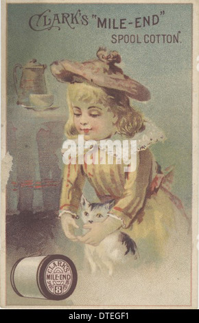 Cette carte commerciale victorienne de Clark’s Spool Cotton présente des tasses à café, des cafés et du matériel de couture, reflétant la portée de l’entreprise dans les industries du café et de la couture. Il présente également des enfants et des animaux domestiques dans la scène, ajoutant une touche domestique. Banque D'Images