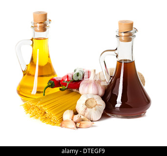 Ingrédients pour les pâtes. Spaghetti, le piment, l'huile, l'ail isolated on white Banque D'Images