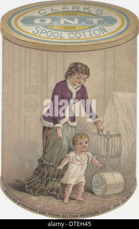 Cette carte commerciale de Clark's Spool Cotton fait la promotion de leurs fournitures de couture et meubles pour enfants. Il présente une scène avec des mères et des enfants interagissant avec du fil et du matériel de couture, soulignant le lien entre les activités ménagères et les produits Clark. Banque D'Images