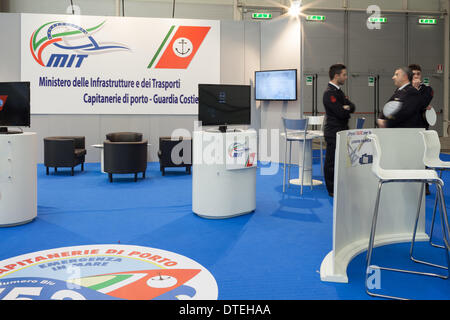 ROME, ITALIE - 16 février 2014 : à Fiera di Roma, au cours de la Grande Bleue Expo, le stand de la Garde côtière italienne. Crédit : Corina Daniela Obertas/Alamy Live News Banque D'Images