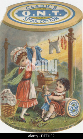 Cette carte commerciale victorienne de Clark's Spool Cotton met en vedette des enfants jouant avec des jouets et faisant le ménage, faisant la promotion de l'équipement et des fournitures de couture. Il reflète les rôles sociaux et le marketing des produits de la fin du XIXe siècle. Banque D'Images