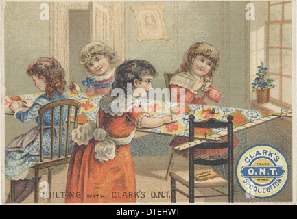 Cette carte commerciale de Clark's Spool Cotton présente des enfants engagés dans les travaux ménagers, la couture et le quilting. L'image souligne l'importance du fil et des fournitures de couture dans la vie quotidienne, en particulier dans les environnements domestiques à l'époque victorienne, mettant l'accent à la fois sur l'industrie et la vie familiale. Banque D'Images
