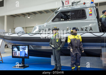 ROME, ITALIE - 16 février 2014 : à Fiera di Roma, au cours de la Grande Bleue Expo, le stand de la Marine italienne Garde Financière. Crédit : Corina Daniela Obertas/Alamy Live News Banque D'Images