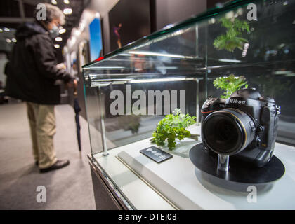 Yokohama, Japon. Feb 17, 2014. Une photo prise le 14 février 2014 montre le Nikon D4S sur l'affichage au cours de l'appareil photo et imagerie 2014 Show (CP ). Le CP a montré la dernière photographie et vidéo attirant des milliers de visiteurs sur une période de quatre jours à partir du 13 au 16 février. © AFLO/Alamy Live News Banque D'Images