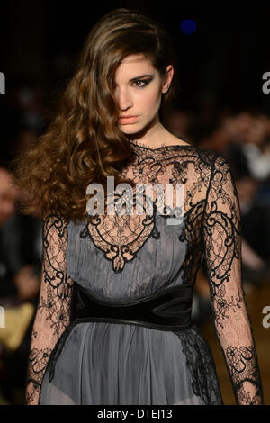 Angleterre Londres, 16 Janvier 2014 : Model wearing Kristian Aadnevik dernière collection au Royal Horseguards 2 Whitehall à Londres. Credit : Voir Li/Alamy Live News Banque D'Images