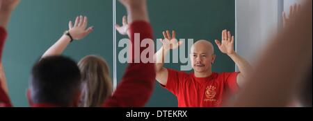 Aschersleben, Allemagne. 12 Février, 2014. Grand Maître de Kung Fu Chu Tan Cuong policiers enseigne à l'école de police de Aschersleben, Allemagne, 12 février 2014. Les fonctionnaires sont formés dans les techniques de respiration pour le stress et la gestion des conflits. Photo : Jens Wolf/dpa/Alamy Live News Banque D'Images