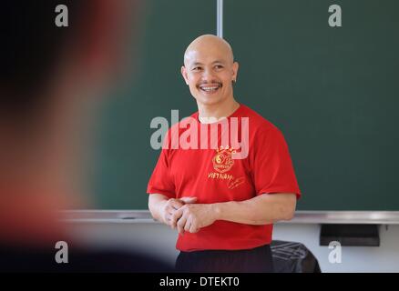 Aschersleben, Allemagne. 12 Février, 2014. Grand Maître de Kung Fu Chu Tan Cuong policiers enseigne à l'école de police de Aschersleben, Allemagne, 12 février 2014. Les fonctionnaires sont formés dans les techniques de respiration pour le stress et la gestion des conflits. Photo : Jens Wolf/dpa/Alamy Live News Banque D'Images