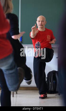 Aschersleben, Allemagne. 12 Février, 2014. Grand Maître de Kung Fu Chu Tan Cuong policiers enseigne à l'école de police de Aschersleben, Allemagne, 12 février 2014. Les fonctionnaires sont formés dans les techniques de respiration pour le stress et la gestion des conflits. Photo : Jens Wolf/dpa/Alamy Live News Banque D'Images