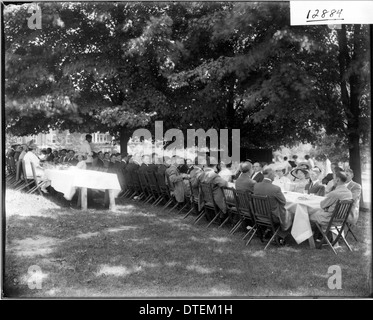 Une photographie de 1913 montrant un déjeuner en plein air à l'Université de Miami. Cet événement reflète les aspects sociaux de la vie universitaire au début du XXe siècle, avec des étudiants réunis dans un cadre communautaire sur le campus. Banque D'Images