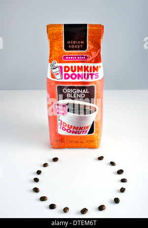 La marque Dunkin Donuts café avec café en grains Banque D'Images