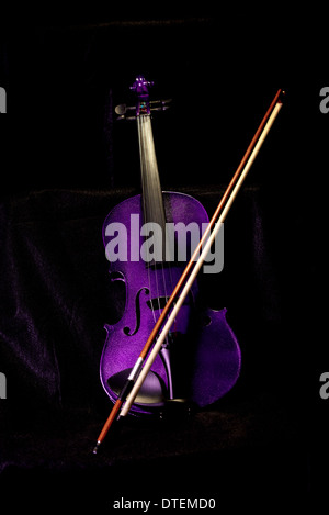 Violin and Bow violet sur fond noir Banque D'Images