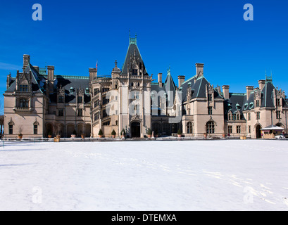 George Vanderbilt Biltmore Mansion, vue avant, neige au sol, l'hiver, la neige scène 1895 Banque D'Images