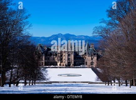 Le Biltmore Mansion, Vue de face, avec la neige sur le sol et les montagnes en arrière-plan, Asheville, Caroline du Nord. Banque D'Images