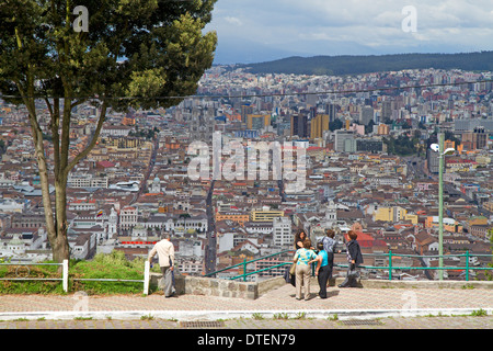 Les visiteurs qui prennent dans la vue sur la colline de El Panecillo Quito Banque D'Images