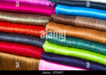 Textiles pour vente à la marché Otavalo Banque D'Images