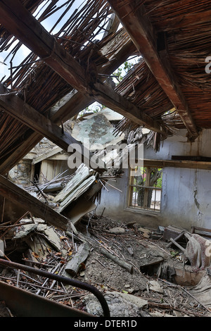 Toit effondré dans une maison abandonnée dans un vieux village en Bulgarie Banque D'Images