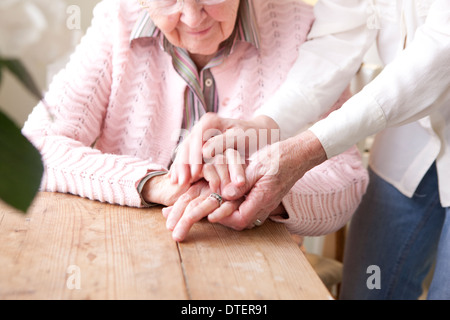 Close-up of hands of young woman holding hands of elderly woman Banque D'Images