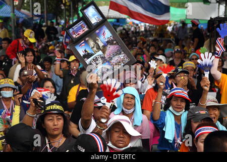 Bangkok. La Thaïlande. 17 février 2014. Des manifestants anti-gouvernement cheer lors d'un rassemblement de masse qui entoure le Palais du Gouvernement. Des manifestants anti-gouvernement ont défilé à la maison du gouvernement et érigé des murs pour deux à l'arrêt de l'entrée principale, dans le but de prévenir le Premier Ministre par intérim Yingluck Shinawatra de rentrer dans le siège de son administration. Credit : Sanji Dee/Alamy Live News Banque D'Images