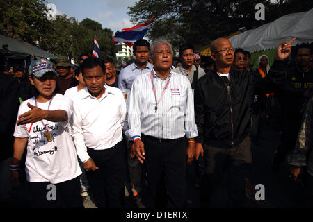 Bangkok. La Thaïlande. 17 février 2014. Des manifestants anti-gouvernement leader Suthep Thaugsuban assiste à un rassemblement de masse qui entoure le Palais du Gouvernement. Des manifestants anti-gouvernement ont défilé à la maison du gouvernement et érigé des murs pour deux à l'arrêt de l'entrée principale, dans le but de prévenir le Premier Ministre par intérim Yingluck Shinawatra de rentrer dans le siège de son administration. Credit : Sanji Dee/Alamy Live News Banque D'Images