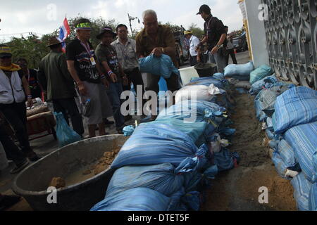 Bangkok. La Thaïlande. 17 février 2014. Des manifestants anti-gouvernement construire des murs en béton pour bloquer les deux portes principales de la résidence. Des manifestants anti-gouvernement ont défilé à la maison du gouvernement et érigé des murs pour deux à l'arrêt de l'entrée principale, dans le but de prévenir le Premier Ministre par intérim Yingluck Shinawatra de rentrer dans le siège de son administration. Credit : Sanji Dee/Alamy Live News Banque D'Images