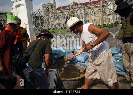 Bangkok. La Thaïlande. 17 février 2014. Des manifestants anti-gouvernement construire des murs en béton pour bloquer les deux portes principales de la résidence. Des manifestants anti-gouvernement ont défilé à la maison du gouvernement et érigé des murs pour deux à l'arrêt de l'entrée principale, dans le but de prévenir le Premier Ministre par intérim Yingluck Shinawatra de rentrer dans le siège de son administration. Credit : Sanji Dee/Alamy Live News Banque D'Images