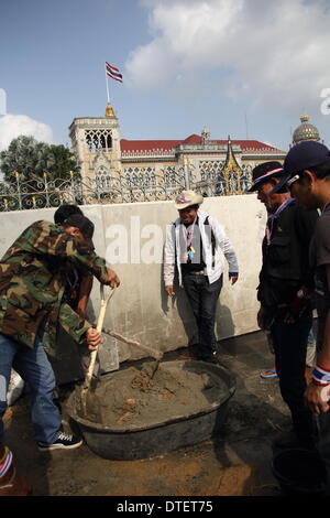 Bangkok. La Thaïlande. 17 février 2014. Des manifestants anti-gouvernement construire des murs en béton pour bloquer les deux portes principales de la résidence. Des manifestants anti-gouvernement ont défilé à la maison du gouvernement et érigé des murs pour deux à l'arrêt de l'entrée principale, dans le but de prévenir le Premier Ministre par intérim Yingluck Shinawatra de rentrer dans le siège de son administration. Credit : Sanji Dee/Alamy Live News Banque D'Images