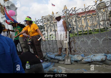 Bangkok. La Thaïlande. 17 février 2014. Des manifestants anti-gouvernement construire des murs en béton pour bloquer les deux portes principales de la résidence. Des manifestants anti-gouvernement ont défilé à la maison du gouvernement et érigé des murs pour deux à l'arrêt de l'entrée principale, dans le but de prévenir le Premier Ministre par intérim Yingluck Shinawatra de rentrer dans le siège de son administration. Credit : Sanji Dee/Alamy Live News Banque D'Images