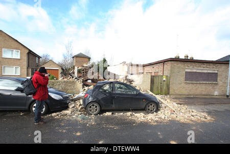 Chatteris, Cambridgeshire, UK . Feb 15, 2014. Le fort vent et la nuit de tempête a soufflé vers le bas une maison à Chatteris, Cambridgeshire. Heureusement personne n'était à l'intérieur de la propriété dans l'Est de Park Street, elle a été réduite à un tas de gravats et détruit une voiture sur la route. Crédit : Paul Marriott/Alamy Live News Banque D'Images