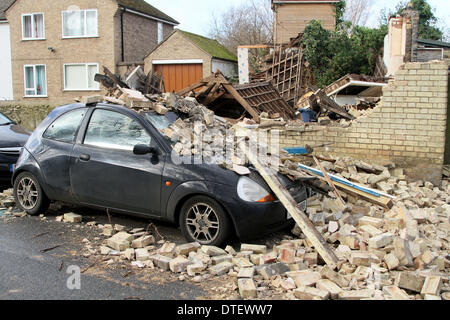 Chatteris, Cambridgeshire, UK . Feb 15, 2014. Le fort vent et la nuit de tempête a soufflé vers le bas une maison à Chatteris, Cambridgeshire. Heureusement personne n'était à l'intérieur de la propriété dans l'Est de Park Street, elle a été réduite à un tas de gravats et détruit une voiture sur la route. Crédit : Paul Marriott/Alamy Live News Banque D'Images