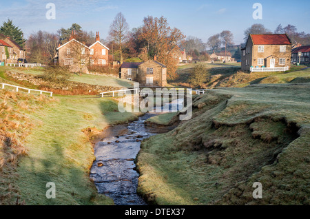 Hutton beck dans Hutton le Hole village sur un matin d'hiver glacial Banque D'Images