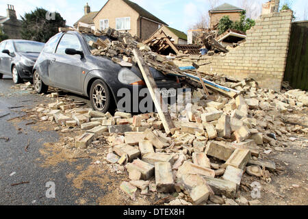 Chatteris, Cambridgeshire, UK . Feb 15, 2014. Le fort vent et la nuit de tempête a soufflé vers le bas une maison à Chatteris, Cambridgeshire. Heureusement personne n'était à l'intérieur de la propriété dans l'Est de Park Street, elle a été réduite à un tas de gravats et détruit une voiture sur la route. Crédit : Paul Marriott/Alamy Live News Banque D'Images