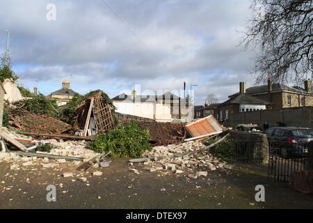 Chatteris, Cambridgeshire, UK . Feb 15, 2014. Le fort vent et la nuit de tempête a soufflé vers le bas une maison à Chatteris, Cambridgeshire. Heureusement personne n'était à l'intérieur de la propriété dans l'Est de Park Street, elle a été réduite à un tas de gravats et détruit une voiture sur la route. Crédit : Paul Marriott/Alamy Live News Banque D'Images