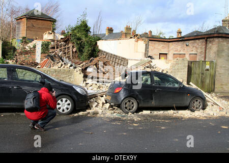 Chatteris, Cambridgeshire, UK . Feb 15, 2014. Le fort vent et la nuit de tempête a soufflé vers le bas une maison à Chatteris, Cambridgeshire. Heureusement personne n'était à l'intérieur de la propriété dans l'Est de Park Street, elle a été réduite à un tas de gravats et détruit une voiture sur la route. Crédit : Paul Marriott/Alamy Live News Banque D'Images