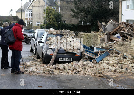 Chatteris, Cambridgeshire, UK . Feb 15, 2014. Le fort vent et la nuit de tempête a soufflé vers le bas une maison à Chatteris, Cambridgeshire. Heureusement personne n'était à l'intérieur de la propriété dans l'Est de Park Street, elle a été réduite à un tas de gravats et détruit une voiture sur la route. Crédit : Paul Marriott/Alamy Live News Banque D'Images