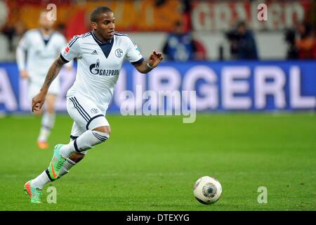 Leverkusen, Allemagne. Feb 15, 2014. La Jefferson Farfan Schalke passe le ballon au cours de la Bundesliga match de foot entre Bayer 04 Leverkusen et le FC Schalke 04 à BayArena à Leverkusen, Allemagne, 15 février 2014. Photo : MARIUS BECKER/dpa/Alamy Live News Banque D'Images