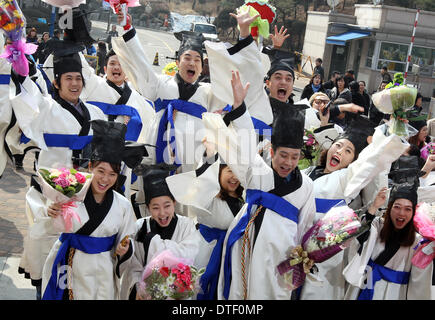 Séoul, Corée du Sud. Feb 17, 2014. Les étudiants sud-coréens de l'Université de Chung-Ang participer à une cérémonie de remise des diplômes à Séoul, Corée du Sud, le 17 février 2014. Credit : Park Jin-hee/Xinhua/Alamy Live News Banque D'Images