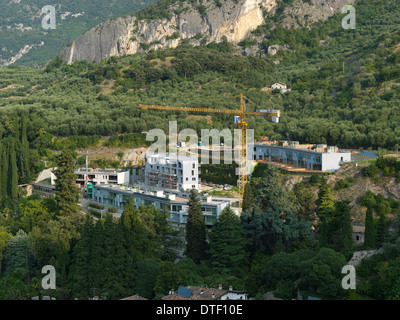 Arco, Italie, dans la construction d'appartements au-dessus du village Banque D'Images