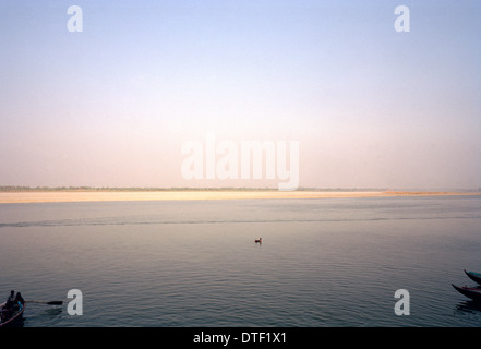 La solitude de la voile sur le Gange Bénarès Varanasi dans l'Uttar Pradesh en Inde en Asie du Sud. Seule la solitude sérénité sérène relaxation billet Banque D'Images