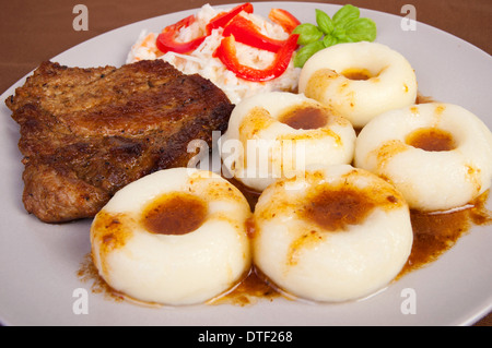 La Silésie polonaise boulettes de pommes de terre avec la viande rôtie et la salade Banque D'Images