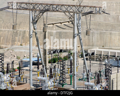 Thème de l'énergie montrant une centrale électrique à Assouan (Égypte) dans l'ambiance ensoleillée Banque D'Images