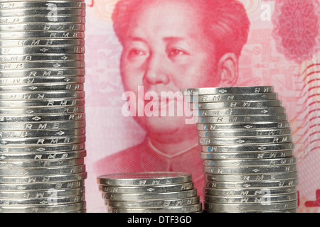 L'une des pièces de monnaie yuan chinois en face d'un cent yuans loi Banque D'Images