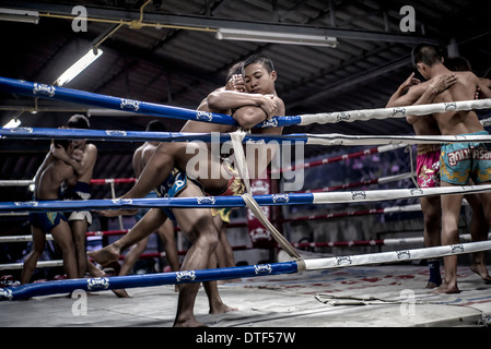 Camp d'entraînement de boxeur de kick thaïlandais Muay avec des combattants en exercice dans le ring. Thaïlande S. E. Asie Banque D'Images