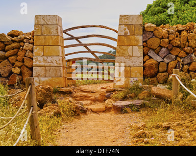 Porte en bois traditionnel sur le Nord de Minorque, Iles Baléares, Espagne Banque D'Images